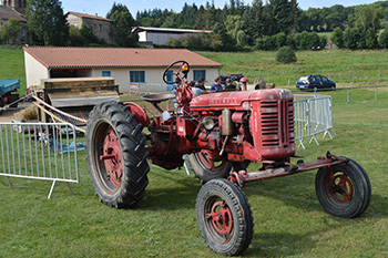 N°4056 Mc Cormick ; dépliant en Francais tracteur FARMALL F.135-D 